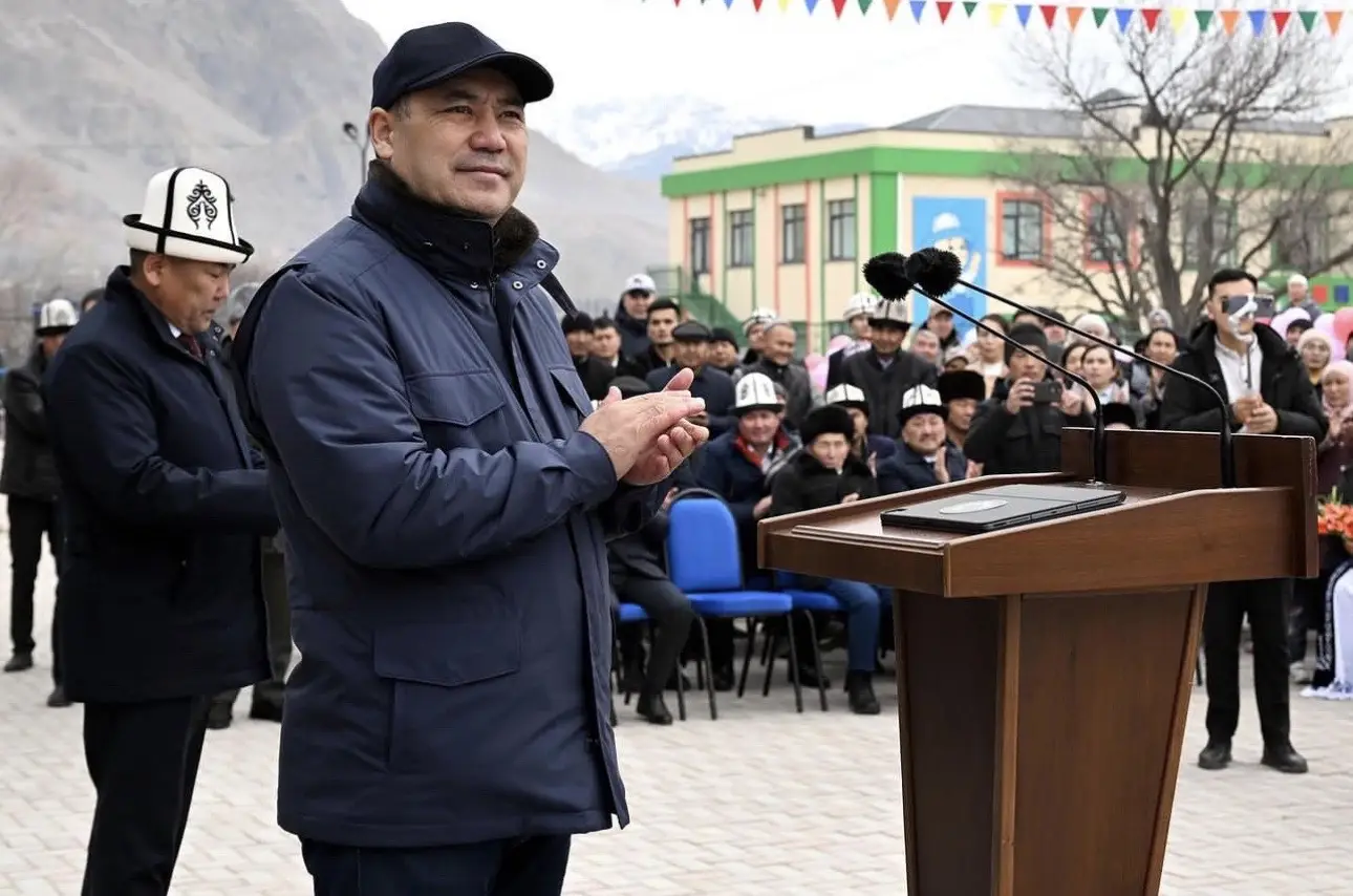 Президент Кыргызской Республики Садыр Жапаров сегодня, 11 декабря, в рамках рабочей поездки в Баткенскую область принял участие в церемонии открытия новой школы в селе Ак-Сай Баткенского района. Одновременно в онлайн формате с участием Главы государства состоялось открытие ряда социальных объектов в данном регионе. Садыр Жапаров поздравил с этим значимым событием, как открытие школы имени Бусурманкула Ходжаева и ряда других социальных объектов в Баткенской области. Он подчеркнул, что под девизом «Кыргызстан начинается с Баткена, если Баткен будет развиваться, то и страна в целом будет развиваться». Государство взяло развитие всей Баткенской области в качестве приоритета и решило провести большую работу.#садыржапаров#баткенскаяобласть🇰🇬#хочуврек 