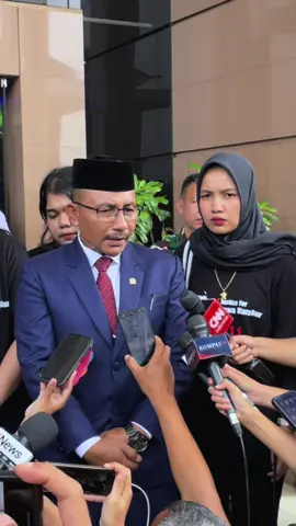 Hari ini sudah selesai sidang putusan terhadap 3 Oknum TNI pelaku pembunuhan Imam Masykur, Majelis Hakim Pengadilan Militer II-08 Jakarta menjatuhkan vonis pidana seumur hidup terhadap mereka dan dipecat dari Kesatuan TNI. Terkait putusan ini, kita menyadari bahwa semua pihak tidak bisa melakukan intervensi hukum. Terkait pasal 340 KUHP dengan pidana mati yang sudah didakwakan, seyogyanya itu menjadi bahan pertimbangan (majelis hakim). Tapi kita menghargai apa yang sudah diputuskan oleh majelis hakim. Namun, Kita akan terus mengawal kasus ini jika para terdakwa atau pihak keluarga Imam Masykur melakukan banding di tingkat Pengadilan Militer Tinggi. #hajiumadpdri #imammasykur
