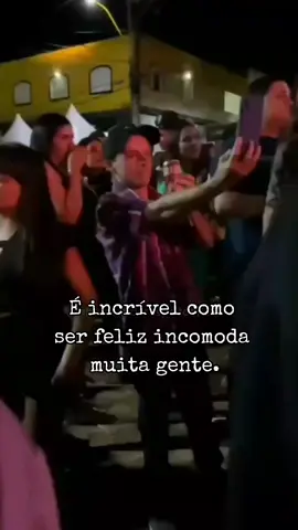 O cara parece ser tão humilde,  e a moça ao lado debochado dando risada dele só porque ele tá tirando uma foto#constragimento #foto #viral #fnnyvideos #foryoupage #viraltiktok #foryou #fyp #status #vaiprofycaramba 