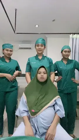 Main tiktok dengan gym ball membantu optimalisasi posisi bayi dan tentunya meningkatkan hormon endorfin untuk pasien dan bidan... apa itu hormon endorfin ? hormon endorfin adalah hormon tubuh yang berfungsi sebagi pereda nyeri. tubuh memproduksinya sebagai respon terhadap stres atau ketidaknyamanan