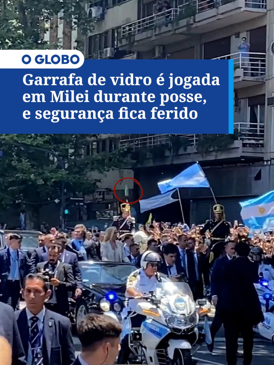 Minutos após prestar juramento no Congresso Nacional argentino e fazer o seu primeiro discurso, Javier Milei entrou em um carro conversível para se dirigir à Casa Rosada. Durante a viagem, feita a bordo de um Mercedes-Benz CLK Cabriolet, uma pessoa que estava na multidão jogou uma garrafa de vidro na direção do presidente eleito. O objeto chegou a passar próximo à cabeça de Milei. A maior parte das testemunhas não notou o ocorrido, mas usuários das redes sociais chamaram a atenção para o ataque Saiba mais no link acima #JornalOGlobo #TikTokNews #TikTokNoticias @leandralealbraz #Argentina #JavierMilei