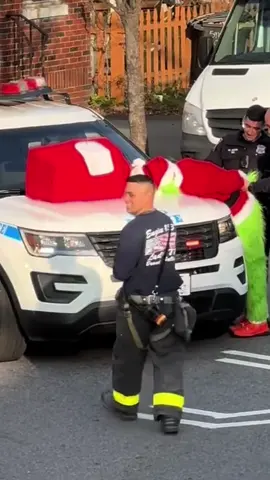 🤣 BEWARE GRINCH 😂 New York Police Capture Grinch in Botched Robbery #xmas #christmas #grinch #grinchtiktok #grinchmas