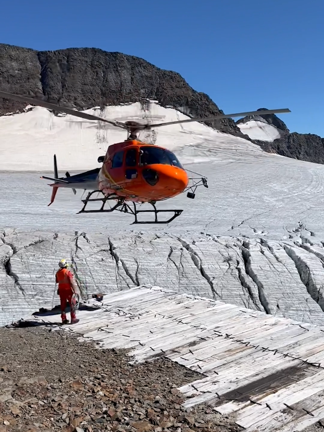 The best commute to work! 👀  🎥 @alpinework  #UNILAD #fyp #foryoupage #foryou #alpine #helicopter #mountains #commute #ice #snow #travel #work #coolstuff #pilot #helicopters