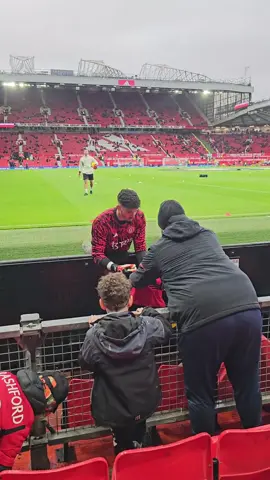 Great gesture by Altay Bayindir in warm up before the Bournemouth game ❤️ #mufc #unitedontiktok #bayindir #manchesterunited #footballtiktok #mufcfans #munbou 