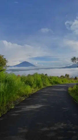 TIRAI EMBUN KERINCI 🏞️ Rindu tanah kelahiran, yok liburan yok..... #kerinci #panoramatiraiembun #tiraiembunkerinci #wisatakerinci #fyp #viralvideo #jambi #partner_trip_kerinci #jambi #healing #pemandanganindah #gunungkerinci #jalanjalantraveling #jalanjalan 