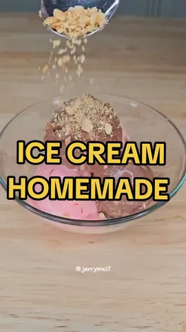 ICE CREAM HOMEMADE BAHAN : 100 gr gula 30 gr hunkwe/maizena 500 ml susu uht  2 sdm susu bubuk 1/4 sdt garam  1 sdt sp BAHAN LAINNYA : Chocolate Pewarna makanan strawberry  Selamat Mencoba 😊 sc:ig/jerrymci7 #icecream #homemade #homemadefood #icecreamday #dessert #desserts #desserttiktok #dessertchallenge #dessertrecipe #icecreamwalls #dinner #snack #snacks #snackbreak #snackideas #natal #selamatnatal #kuenatal #keluarga   #makan #tranding #viral #fyp #makananrumahan #makananviral #makanan #makan #masakanviral #masakantiktok #masakanindonesia #masakanrumahan #masakansimple #masakan #masakharianrumahan #masakharian #masak #masakdirumah #videomasak #videomasakmasak #videomasakan #menu #menuharian #menuviral #menuhariini #menuhariansederhana #resep #reseptiktok #resepsimple #resepviral #resepmasak #resepmasakan #resepmasakanrumahan #resepmasakanrumah #resepmasakansimple #resepmasakansimple #anekaresep #anekaresepmakanan #anekaresepmasakan #reseppraktis #resepsederhana #resepmudah #resepgampang #makanan #makananviral #makananenak #makanansederhana #makanannikmat #menurumahan #reseprumahan #resepharian #resepmasakharian 