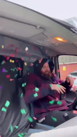 👀 Dont trust me alone with confetti cannons ignore the camera quality at the beginning it gets better i promise ❌ #prankwars #naturaldogtreats #naturaldogcompany #socialmediamarketing 