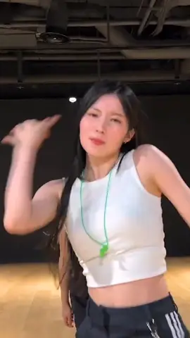 BRRRAHHHH.. remember me, sting like a bee 📣 #BABYMONSTER #batterupbabymonster #babymonsterbatterup #batterupdancepractice #batterup #asa #chiquita #chiquitababymonster #asababymonster #아사 #치키타 
