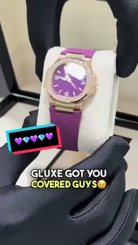 UNBOXING TIME! You see those gloves you know what’s going on😉 We have a BRAND NEW Lady Patek Philippe 7010 with a stunning purple band and dial! Not to mention to eye catching factory diamonds on the bezel💎😮‍💨 We also came ready with a Patek Philippe 5168 & 5968G the perfect gift for yourself guys🎁 It’s the holiday season gentlemen put your trust in GLUXE! • • • #gluxejewelers #miami #unboxing #buynow #buyselltrade #newwatches #watches #patekphilippe #aquanaut #menswatches #womenswatches #jewelry #watchlover #purple 