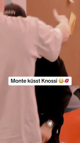 Monte küsst Knossi 😳💋 #clipsdetwitch #clips #twitch #twitchdeutschland #twitchde #montanablack #monte #knossi #bigbrother 