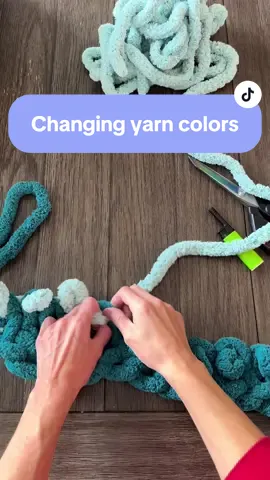 I get so many questions about it so here it is! Here’s how you change from one color to the next with chunky yarn. #fyp #fingerknitting #chunkyblankettutorial #handknitblanket #falldecor #diyhomedecor #etsycreatorco #chenilleblanket #armknitting #holidaygifts #christmas2023 #diycrafts #handknit 