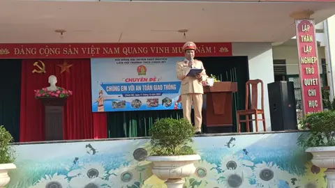 Đồng chí Hoàng Bá Mạnh Phó đội trưởng Đội cảnh sát giao thông tuyên truyền về an toàn giao thông tại trường THCS Chính Mỹ