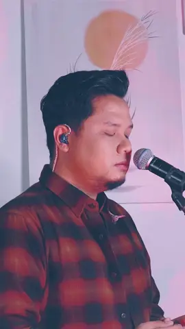 Pada akhirnya kau menemukan pendampingmu, sedang aku diam-diam masih mencintaimu. Yang Relate sini ngumpul 👆🥹 . #staygalau #galaueverywhere #galauwers #relate . Support @luthfiiansyah @wanmusicstudio @agungpramana1  . Full Video on youtube “Tito Munandar” . Link : https://youtu.be/0aIqKigq2to?si=UjkAPXrHxFra7q82 . #coverlagu #coverlaguindonesia #kalasangsuryatenggelam #kalasangsuryatenggelamcover #nadinamizah #chrisye #coverlagunadinamizah #coverlaguchrisye #tito #titomunandar #titomunandarcover 