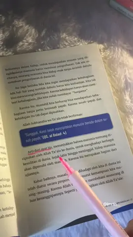 Tenang ya ini hanya dunia.  Buku terlaris 2023 yakin udah mau 2024 kamu belum baca juga ? #tuhanberiakualasanuntuktidakmenyerah #bukumotivasihijrah #bukumotivasi 