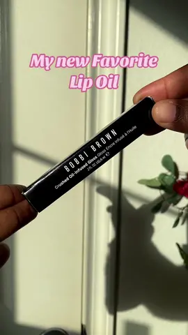 #giftedbybobbibrowncosmetics This gorgeous crushed oil-infused lip gloss in Free Spirit has quickly become a favorite in my winter makeup routine. I love how it adds a subtle glow to my lips, is non-sticky, and is the perfect shade of pink for my skin tone. Check out @bobbibrowncosmetics and grab yours today! #lipoil #lipoils #glossylips #softinaswipe #swipeandgogloss #bitebackatwinter #bombshelllips #bombshellholiday #goldengoddess