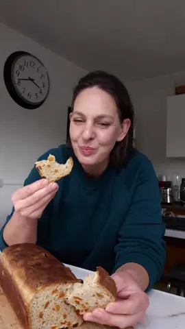 🎄14/25🎄Pão de passas e canela ⁠ ⁠ Eu adoro usar uva passa e canela no Outono e inverno, existe algo especial e super reconfortante nesta conjugação e por isso nada como criar um pão de uva passa e canela para reconfortar com um chazinho.⁠ ⁠ Ingredientes:⁠ ⁠ 320 gr água morna⁠ 7 gr fermento de padeiro seco granulado⁠ 20 gr  azeite⁠ 1 colher de chá extrato de baunilha (opcional)⁠ 500 gr farinha branca T65⁠ 150 gr uva passa⁠ 60 gr açúcar mascavado⁠ 10 gr sal fino⁠ 2 colheres de chá canela em pó ⁠ ⁠ Comece por colocar todos os ingredientes na taça da batedeira e amasse por mais m«ou menos 5 minutos ou até a massa estar homogênea e elástica. ⁠ Enquanto a batedeira faz o seu trabalho forre uma forma rectangular de bolo Ingles ou de pão ( 28.5 x 10.5 ) com papel vegetal ou se preferir pode untar e enfarinhar. ⁠ Depois da massa estar amassada transfira para a forma e deixe levedar por 1h mais ou menos ou até duplicar de tamanho.⁠ Quando estiver levedada, pré-aqueça o forno a 180º cima e baixo com ventilação.⁠ Depois de estar pré aquecido, coloque a forma a cozinhar por 35 a 40 minutos.⁠ Após esse tempo retire, retire da forma e coloque em cima de uma grelha ou deliciasse com ele ainda quente. ⁠ ⁠ Bom proveito!! ⁠ ⁠ #paocaseiro #paocanelaepassas #uvapassa #canelaempó⁠