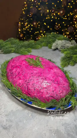 «Şuba salatı» ən sevdiyim klassik salatlardandır😍 Hazırlayanda həmişə böyük qabda hazırlayıram😀 Sadə təqdimatını daha çox bəyənirəm😍 Kartof 4 ədəd  Kök 3 ədəd (orta) Yumurta 4 ədəd Çuğundur 2-3 ədəd (ölçüdən asılıdır) Soğan 1 ədəd Selyodka “russkoe more” 500 q (350q) Duz,istiot Mayonez #şubasalati #селедкаподшубой #fypシ #fyp #fypシ゚viral #kesfet #kesfetteyiz #keşfetteyizzz #keşfet #keşfetbeniöneçıkar #sunumönemlidir #foodbliggers #foodbloggers #новогодниерецепты 