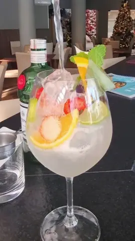 Um dia de Sol e um drink à beira da piscina, é disso que eu preciso! ☀️🍹