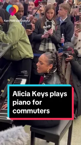 Alicia Keys surprised commuters in London, putting on a show on a public piano at train station. She switched the lyrics from “now you’re in New York” to “now we’re in London,” as the crowd sang with her ❤️