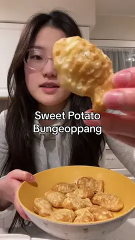 Do you eat the head or tail first? #bungeoppang #koreanfood #koreanvlog #foodvlog #pulmone #carpbread #koreansnacks #airfryer #asianfood 