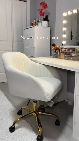 I love my new vanity chair 🤩  #vanitychair #vanitysetup #tinashome #tiktokshop #homedecor #makeuproom #beigechair #roomdesign 