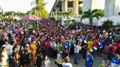 @Don Macchiatos donated P100,000 worth of rice to victims of the fire that hit Sitio Sta. Maria in Barangay Pusok, Lapu-Lapu City. On Thursday, December 14, the coffee shop chain donated 357 packs of 5-kilo rice. Ariel Alegado, general manager of Don Macchiatos, said they are donating to give back to the community and help victims of the fire. | via RJM Sunstar Cebu