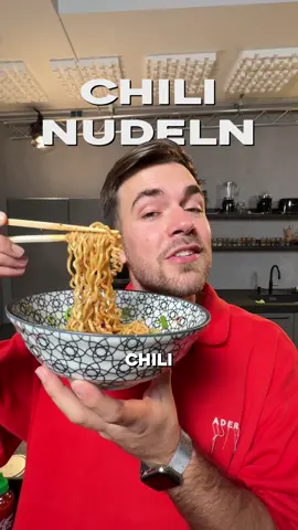 Die schnellsten Nudeln der Welt 🌍🤤 Zutaten: - 2 EL Chilli - 1 EL geriebenen Knoblauch - 1 EL geriebenen Ingwer - 1 EL Sojasauce - 1 TL Zucker - 1 Frühlingszwiebel - 100g Nudeln - 30ml Heißes Öl