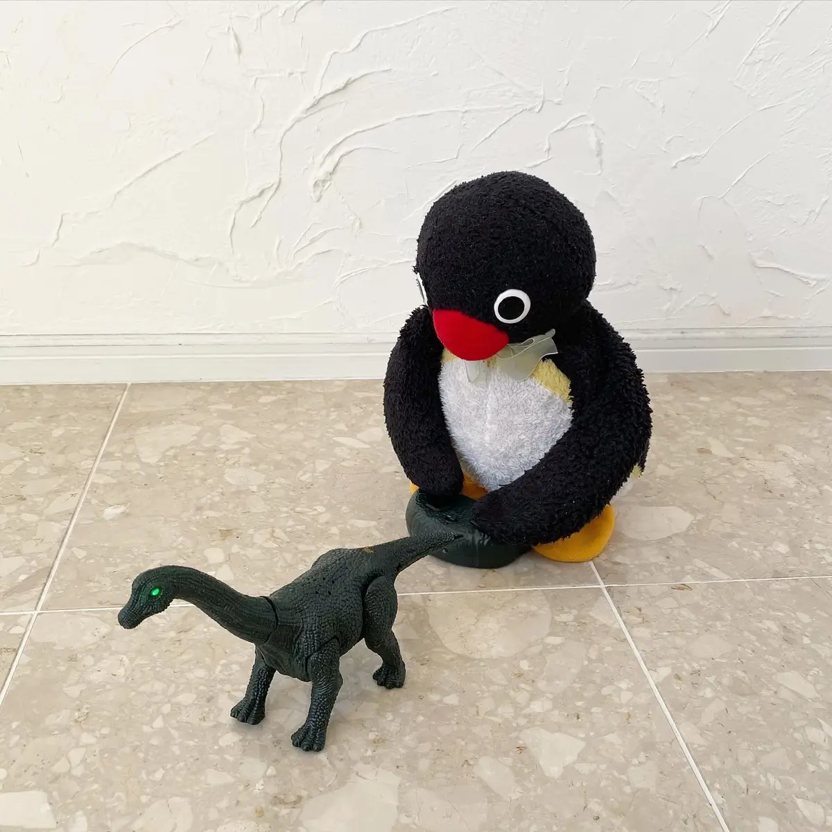 🐧😦🦕 ・ #ピングー #pingu #ぬい撮り #ペンギン #penguin #🐧 #ラジコン #radiocontrol #🦕 #stuffedanimals #plushies #nootnoot #japan 