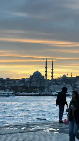 #eminunu #istanbul #turkey #sunset #goldenhour 🤎