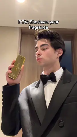 she can‘t resist 1 million 👀 @rabanne Anzeige #rabanneholidays#fragrance#elevatorboys