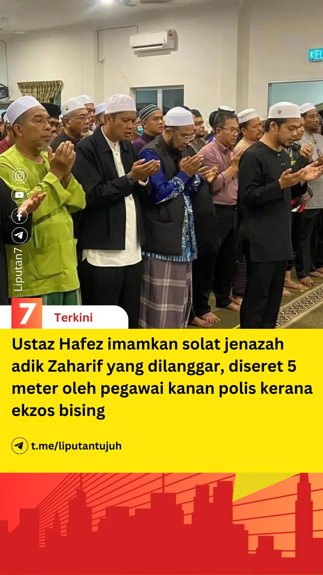 Innalillahiwainnailaihirrojiun  Ustaz Hafez Sabri imamkan solat jenazah Almarhum Adik Muhammad Zaharif Affendy bin Muhd Zamrie yang telah kembali ke rahmatullah petang tadi dalam kejadian insiden tragis di kawasan SMK Jati, tengah hari tadi. Almarhum merupakan pelajar Tingkatan 5 SMK Jati, anak kepada Chef Zamrie, pemilik Restoran Mimiz dan tinggal di Taman Chepor Sentosa. Semoga keadilan dalam kes ini dapat ditegakkan. Bersama kita doakan semoga Arwah ditempatkan bersama orang-orang yang beriman dan beramal soleh. Al-Fatihah (dibaca) Petikan daripada laporan Kosmo! --------------------------------------------------- Calon SPM maut dilanggar, pemandu kereta tak puas hati bunyi ekzos bising IPOH – Seorang pelajar lelaki tingkatan lima maut selepas motosikal yang ditunggangnya dilanggar sebuah kereta dalam kejadian berhampiran Sekolah Menengah Kebangsaan (SMK) Jati di Meru hari ini. Dalam kejadian kira-kira pukul 12.30 tengah hari itu, mangsa Muhammad Zaharif Affendi Muhd Zamrie, 17, yang masih lengkap berpakaian sukan sekolah maut di tempat kejadian selepas diseret kereta lebih lima meter. Kejadian berlaku ketika mangsa yang juga calon peperiksaan Sijil Pelajaran Malaysia (SPM) dalam perjalanan pulang dari sekolah di SMK Jati dengan menunggang motosikal jenis Yamaha. Difahamkan, kejadian berlaku selepas pemandu kereta jenis Perodua Ativa berusia 44 tahun tidak berpuas hati dengan tindakan remaja itu membuat bunyi bising ekzos sebelum bertindak mengejar motosikal mangsa dan melanggarnya dari belakang. Saksi kejadian memaklumkan, pemandu kereta berkenaan berpatah balik ke lokasi untuk melihat keadaan mangsa, namun segera beredar apabila menyedari kehadiran orang awam. - KOSMO! #liputan7 #kosmo 