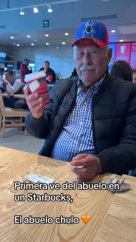 El abuelo chulo.. primera vez en Starbucks. #abuelo #starbucksmexico #fyp 