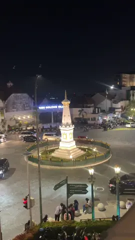 Suasana magis di Tugu Jogja saat malam tiba. Monumen ikonik ini menerangi kota, menciptakan atmosfer yang memukau. ✨🌙  #TuguJogja #KeajaibanMalam #YogyakartaMalam #PesonaLandmark