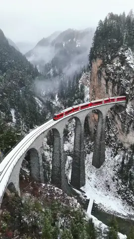 Escape to a winter wonderland in Switzerland, where the majestic Hogwarts School train comes to life! Immerse yourself in the snowy charm of Switzerland's landscapes and let your imagination soar. นั่งรถไฟไปเรียนฮอกวอร์ตแปป #tiktoktravel #ถ่ายไงได้งี้ #เที่ยวข้ามปี #switzerland