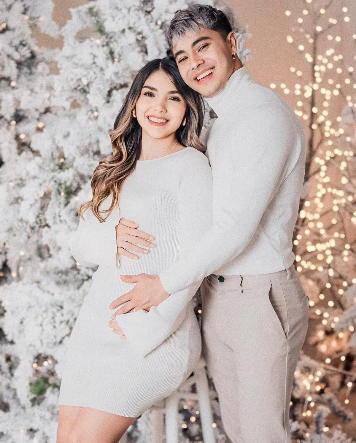 Nuevas fotitos con la pancita🥰 mi favorita es la última😍🤍 #losniño #bebenecamino #familianinodonoso #sofiadonoso #sofiadonosol #bebéniñodonoso #sofavi #javetasenelarco @Sofia Donoso @Javetas en el arco 