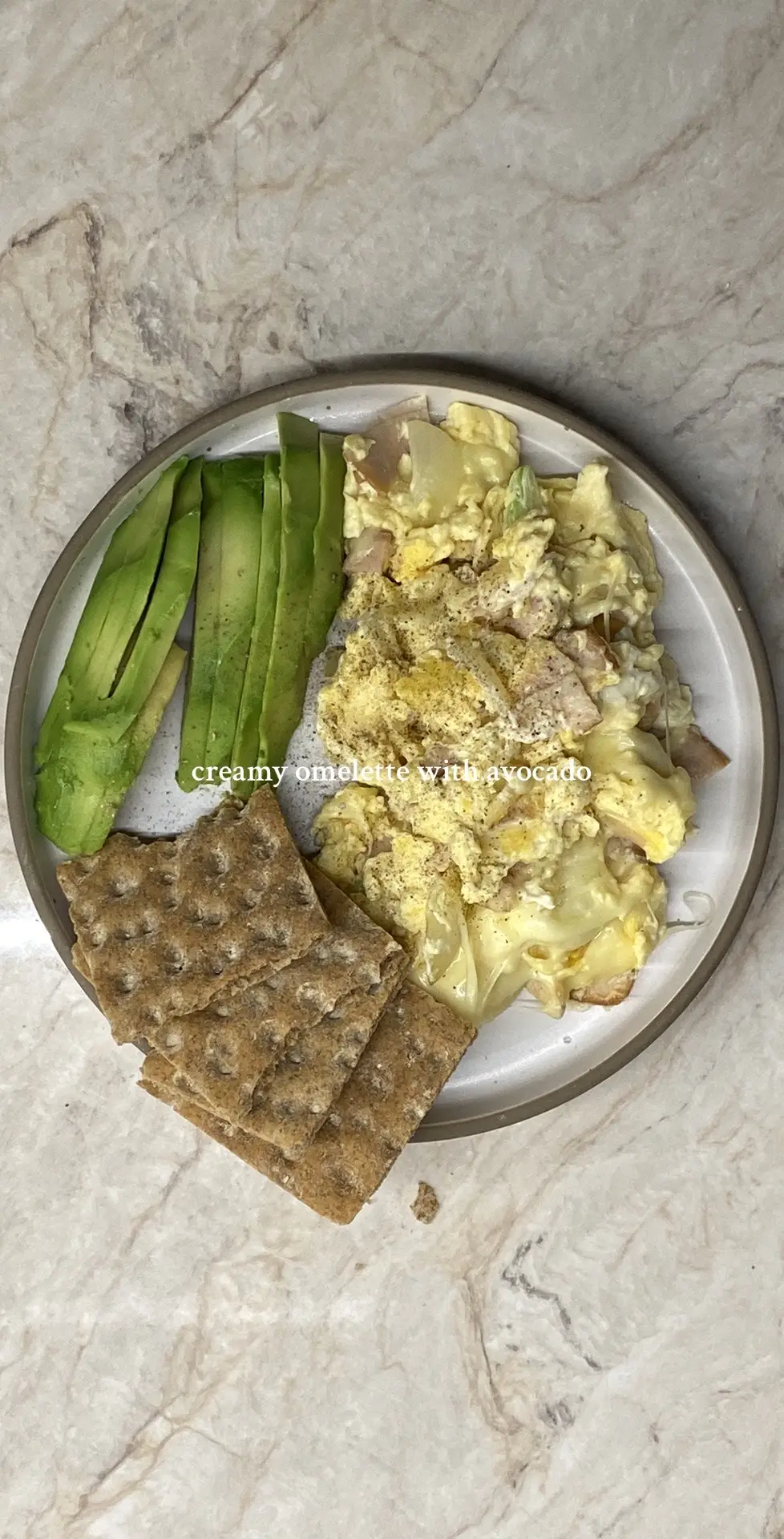 easy breakfast full of protein and fiber 🍳🥑 #creamcheese #creamyomelette #omelette #eggs #healthybreakfast #breakfastideas #fypgreece 