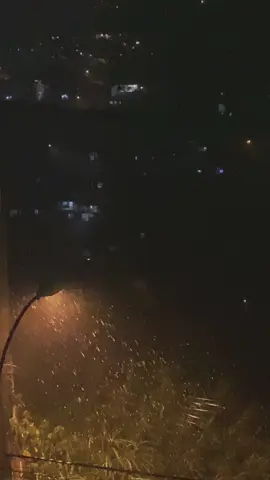 Tôi đang trốn một góc nhỏ giữa lòng thành phố ngắm nhìn những hạt mưa bay lất phất qua ô kính. Tôi khá thích cảm giác này, cứ cho bản thân lười biếng mà quan sát chuyển động quanh mình.  Dòng người vẫn qua lại tấp nập, đâu đó tôi thấy vài gương mặt hối hả chạy mưa cho kịp giờ lên ca. Đưa tầm mắt xa hơn dưới mái hiên nhà tôi thấy đôi bạn trẻ tầm mười tám đôi mươi. Anh chàng đưa tay lên như muốn che mưa cho cô bạn gái mình đỡ bị mưa tạt vào, thế nhưng cơn mưa lại vô tình một nặng hạt làm ướt sũng chiếc áo chàng trai ấy.  Tôi quan sát lâu hơn một tí, cái cách cậu ấy quan tâm qua cử chỉ, ánh mắt cô gái nhìn người yêu mình, bình yên mà quá đỗi hạnh phúc làm sao. Đưa tay nhấp ngụm cà phê, khẽ mỉm cười tôi nhớ về bản thân mình của những năm tháng trước, cũng đã từng trú mưa, cũng đã từng hạnh phúc như thế, tình yêu ngày ấy đơn giản mà an yên làm sao.  Có một khoảng thời gian tôi ghét mưa kinh khủng, nó làm bản thân tôi lại nhớ về một người, nhớ về những chuyện không mấy vui.  Có những đêm mệt nhoài người tôi ngã mình trên chiếc giường quen thuộc, nghe tiếng mưa rơi lộp bộp trên mái tôn cũ của căn gác trọ khiến tôi lại cảm thương chính mình làm sao. Nó làm con người ta cảm thấy yếu lòng và kém cỏi đến nhường nào.  Nhưng rồi theo thời gian trôi, khi tất cả trở về với quỹ đạo của nó. Tiếp tục với công việc, tiếp tục những dự định còn dang dở, tôi cứ thế chạy đi trên những đoạn đường dài ngắn chắp vá khác nhau để rồi chẳng biết tự bao giờ, tôi thích mưa đến thế.  Có một cơn mưa vừa đi ngang qua đây!  #Gã #goccuaga #tamtrang 