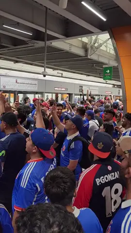 LA HINCHADA AZUL DE LA U DE CHILE EN EL METRO TREN DE SANTIAGO RUMBO AL ESTADIO SANTA LAURA🔵🔴🔵 #udechile #losdeabajo #losdeabajos🔴🔵 #udechile❤💙 