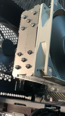 Especificações: Processador: Ryzen 7 5700X Cooler: Thermalright Assassin King Motherboard: Gigabyte B550M Aorus Elite RAM: TeamGroup 16GB (2x8GB) 3200MHz SSD: MSI 1TB SSD NVMe 4.0 Placa gráfica: Gigabyte RTX 4060 Ti 8GB Fonte: MSI 650W 80+ Bronze Caixa: Montech Air 100 Lite #fyp  #pcgaming  #tech  #techtok #tecktokbrasil #pcbuild #custompc  #allblack