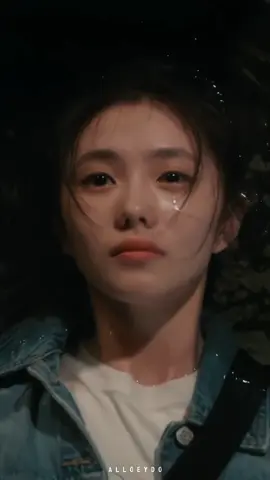 ikutan nangis liat scene ini, bayangin awal hidup enak tiba-tiba terlempar di dunia lain tidak mengenal siapa², berusaha cari uang tetep aja ada yang gak suka. Pingin meluk Jiang Xiaoyuan😭😭 [ #derailment ] #LinYi #liuhaocun #cdrama #dramachina #chinesedrama #fyp #fypシ  #foryoupage #xbyzca 