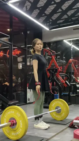 Rdl dah ada peningkatan nambah 5kg, domsnya lgsg 3 hari🥰 keknya memang harus nambah beban/banyakin rep baru ngerasa doms lg🥵 #GymTok #workout #gymgirls #glutesworkout 
