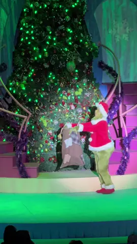 The Grinch’s opening scene in Grinchmas! Easily one of the top Christmas shows in Orlando! #universalstudios #universalstudiosorlando #grinch 