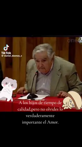 Cuando los hijos son mayores no se van acordar de los regalos ni todo el dinero q les haya dado...lo q nos marca realmente es el amor,el tiempo de calidad no cantidad calidad aprovecha q los hijos son prestados,ese amor será retribuido en tu vejez si hiciste bien el trabajo con Amor.😉💋❤️Les digo por experiencia a mi m dieron de todo nunca supe lo q es la necesidad gracias a mis padres. pero me faltó lo más importante el amor físico en todas sus expresiones mi madre suplía el amor con regalos,cuando lo q yo quería era jugar con ella,un abrazo,un beso.no Regalos ni dinero.😓Porque ellos trabajabaron mucho,muchísimo q fuimos criados por nanas. por gente q mi madre pagaba y ya me diréis q amor es ese si no tienes tiempo para tus hijos.Asi q no cometan ese error con vuestros hijos.😉💋❤️