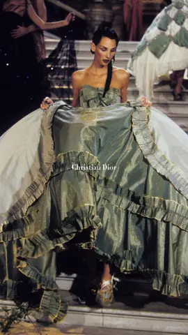 Beautiful 🦢 #christiandior #dior #diorhautecouture #hautecouture #fashion #dioraddict 
