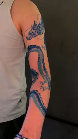 como foi pra colocar o decalque da tatuagem desse dragaozin 100% azul!?  #tatuador #tattoo #tatuagem #tattooartist #belohorizonte #dragaotatto #tattoodragao 