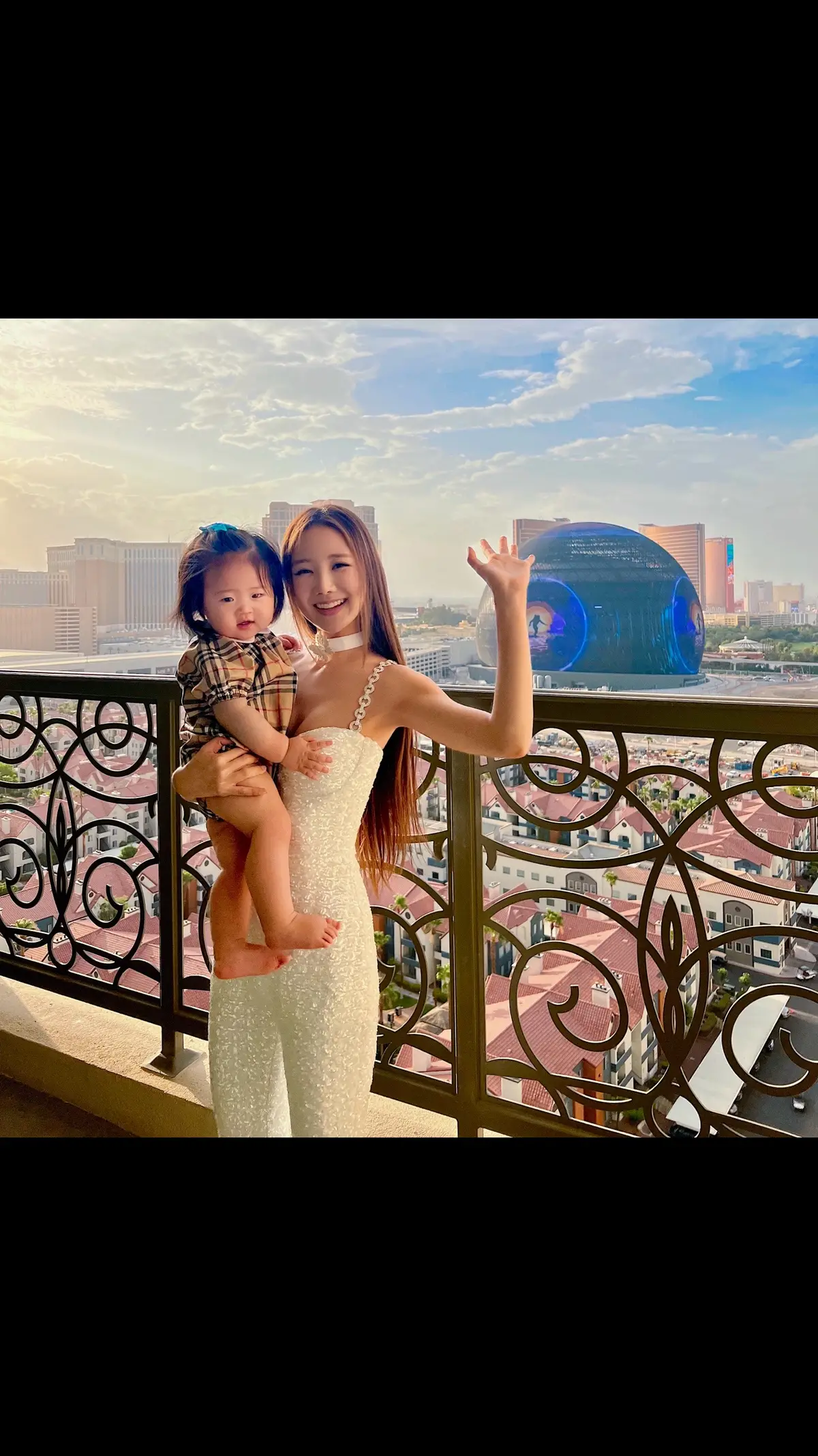 ¡Hola de parte de @Laurel y yo! 💙🦋 ¿Ya viste el vídeo musical de Volar? #nayoon #volar #nayoonvolar #volarnayoon #yoonit #babyandme #babymama #motheranddaughter #babygirl #youngmom #laurel 