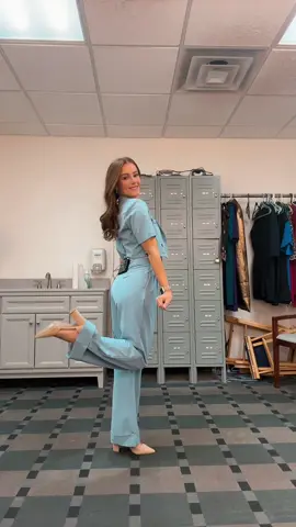 A pant set… sign me up👏🏼 #sportsreporter #womeninsports #fashion #fashioninspo #businesscasual #businesscasualoutfits #officeoutfit 