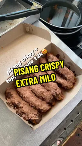 Bosen sama Pisang Crispy dengan glaze full di atasnya? Biar makin berwarna tambahin extra topping milo aja! Cukup tambah 3k aja udah dapetin full extra topping milo sebanyak ini loh! 📍Es Coklat Moeda-Moedi Jl. Tanjung no 176 Blitar (SMKN 2 Blitar ke barat 100 meter, utara jalan) #escoklatmoedamoedi #kulinerblitar #jajananblitar #blitarfoodies #jajananviral #pisanggoreng #pisangcrispy #pisangcrispylumer #pisangcrispyblitar 