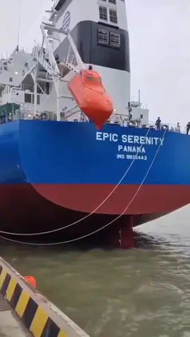 Navios sendo lançados ao Mar... #navios #ships #lauching #ocean #oceano #mar #sea #satysfying 