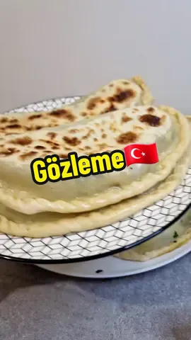 Gözleme 🇹🇷 ou appelées crêpes turques 🤤 le pays où on mange le mieux ! Ingrédients 📝; pour la pâte: -400gr de farine -25cl d'eau -2 cac de sel -1 cas de sucre La farce: -300gr d'épinards frais  -1 oignon -1 cac de poivre -1 cac de paprika -Fromage turc (ou feta) -fromage à pizza  #recetteFacileEtRapide#RecetteRapide#Turkish#TurkishFood#HomeMade#food 